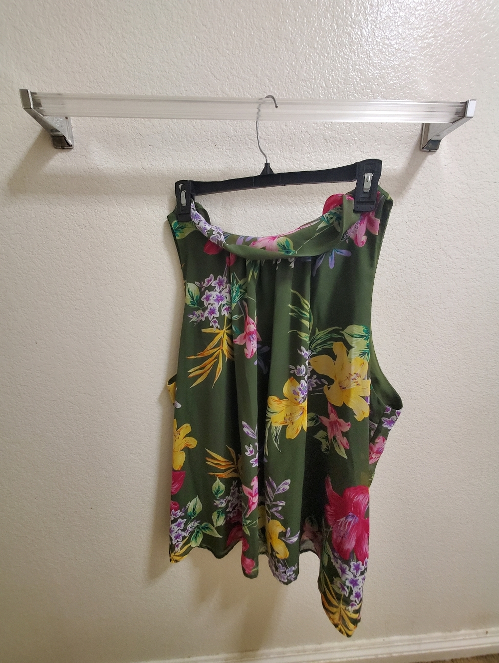 Eva Mendes New York & Company Sleeveless Olive Green Floral Tank Top